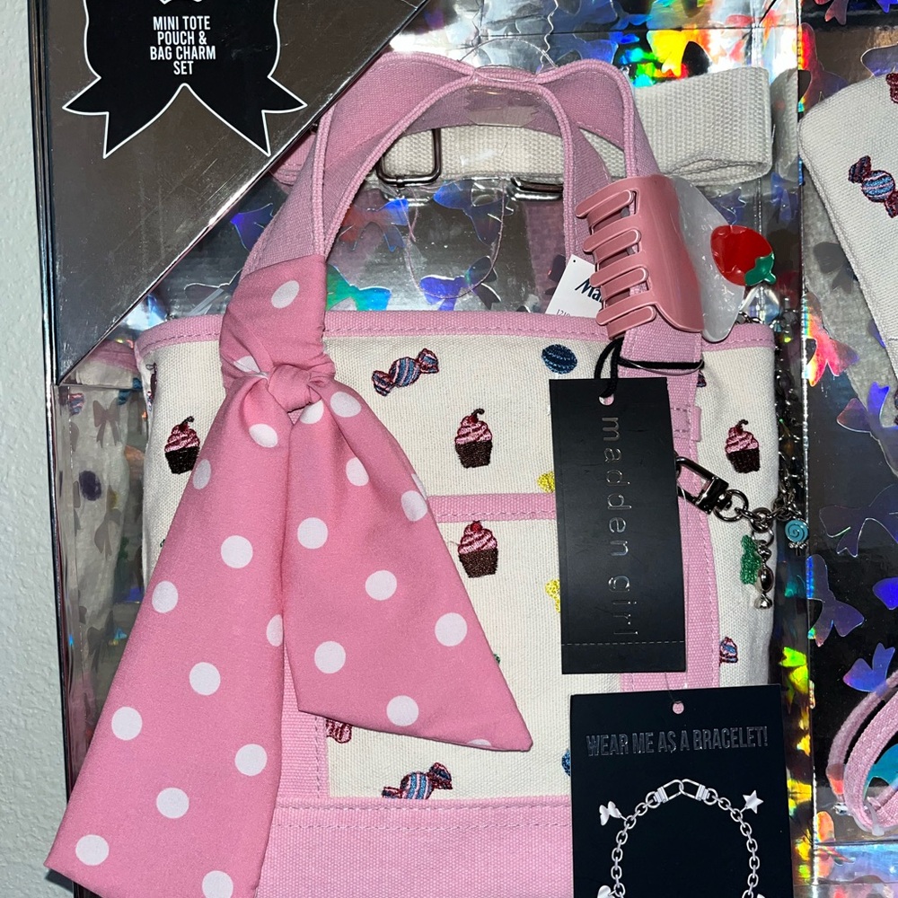 Madden Girl Pink and Cream Cupcake Tote with matching pouch NWT - Picture 3 of 5